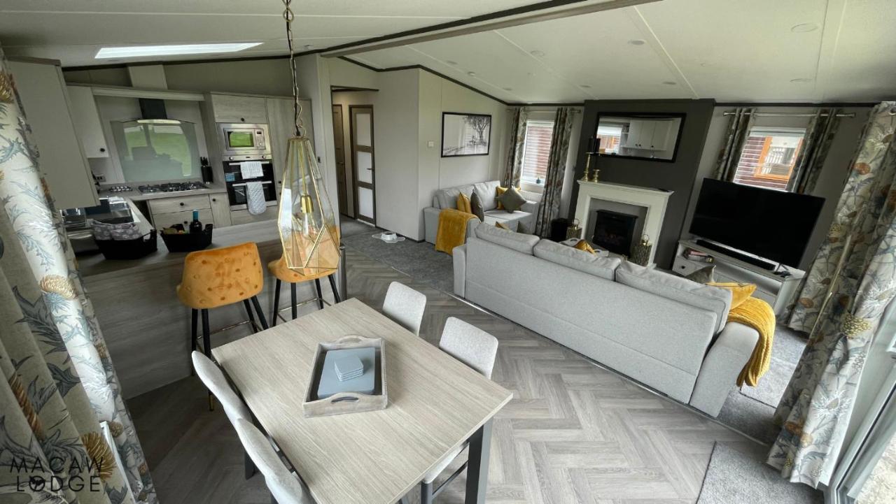 Chalet Macaw